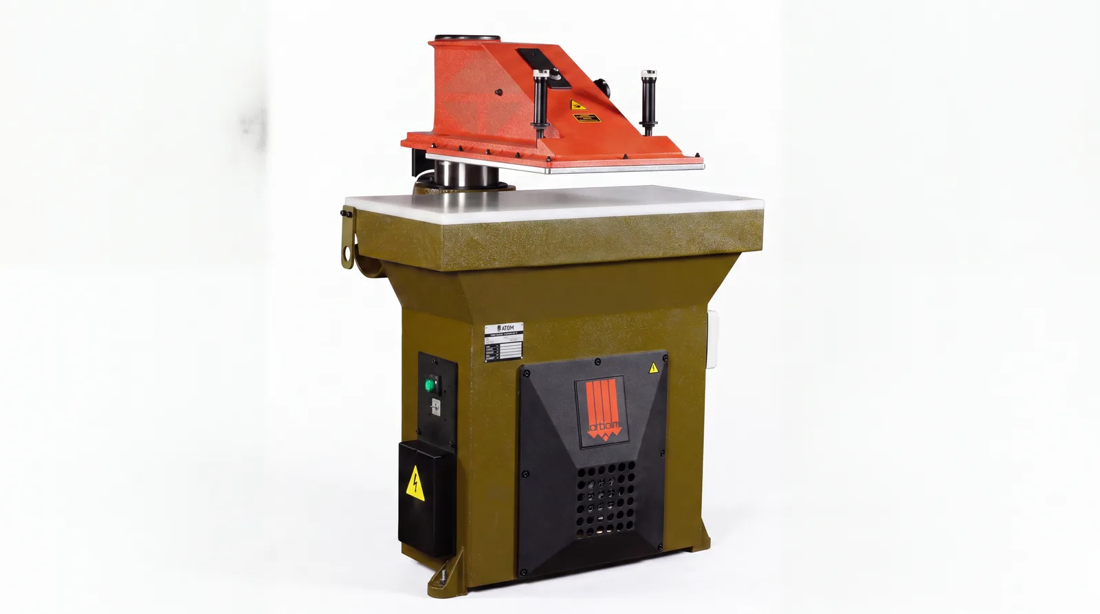 자사 공장에 설비된 Leather Cutting Machine 장비의 실제 모습