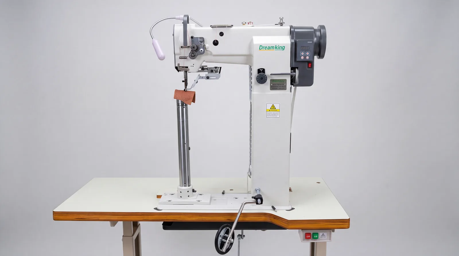자사 공장에 설비된 Post-Bed Sewing Machine 장비의 실제 모습