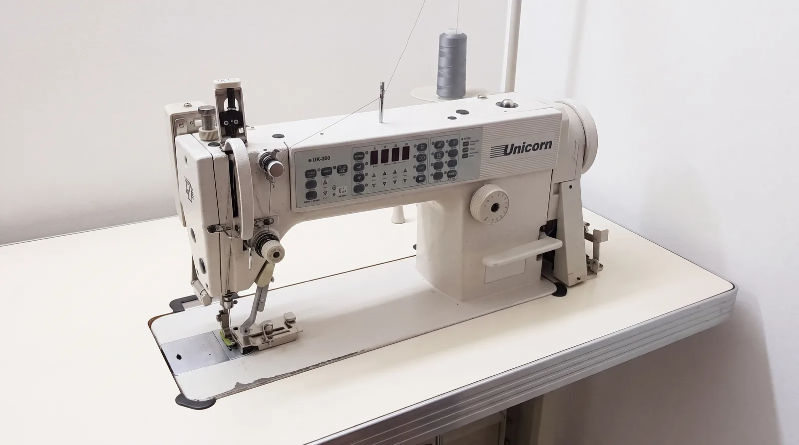 자사 공장에 설비된 Standard Sewing Machine 장비의 실제 모습