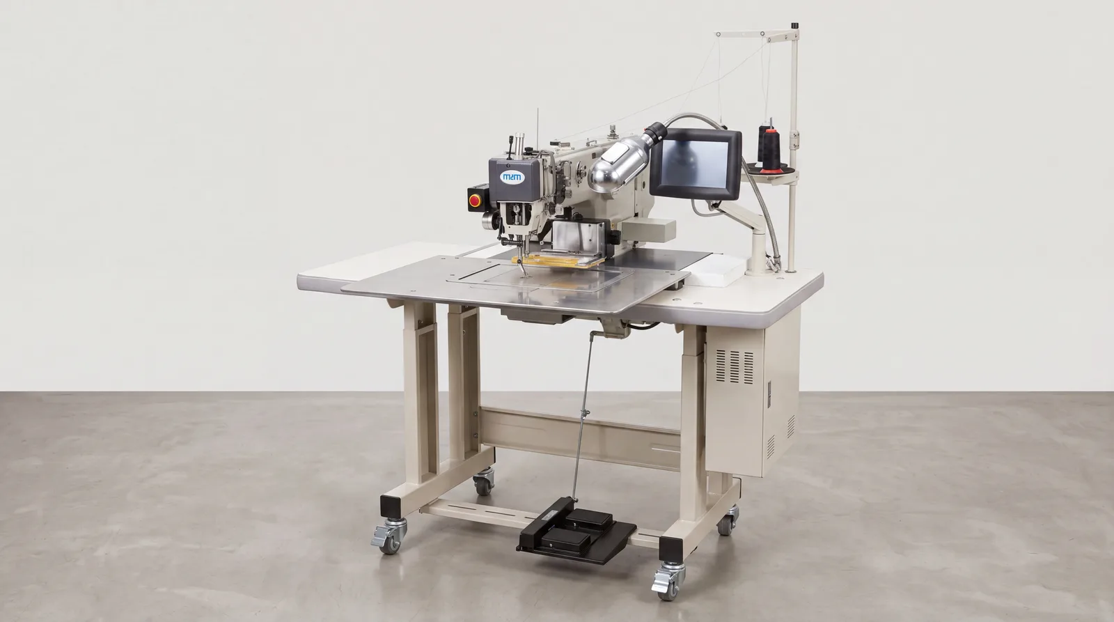 자사 공장에 설비된 Computerized Sewing Machine 장비의 실제 모습